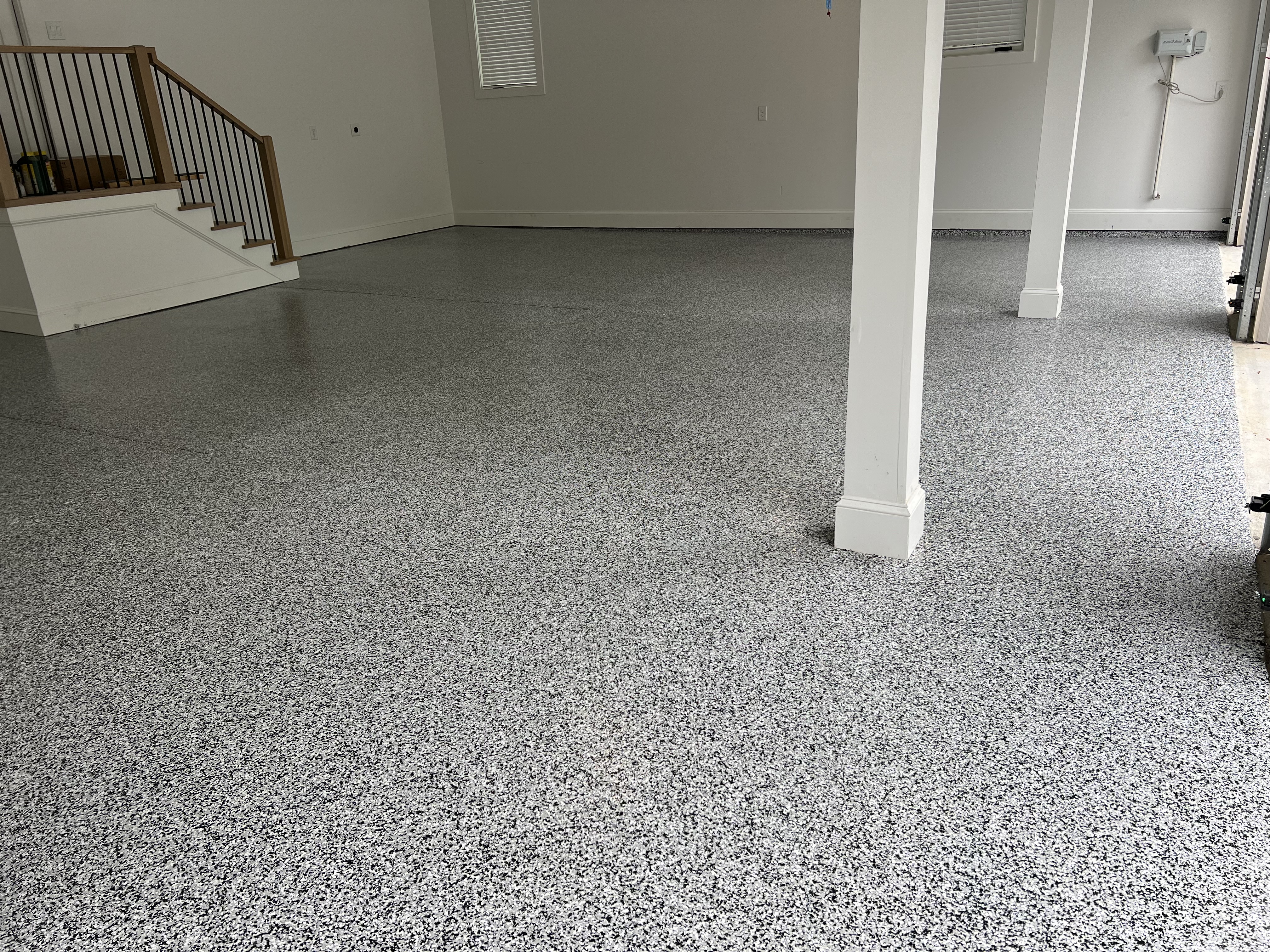 Garage floor – epoxy/polyaspartic system in gray flake
